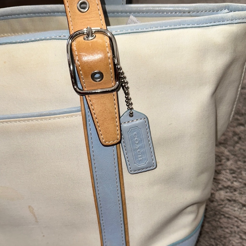 Coach Cream and Tan Shoulder Bag with Elegant Design - Picture 2 of 9